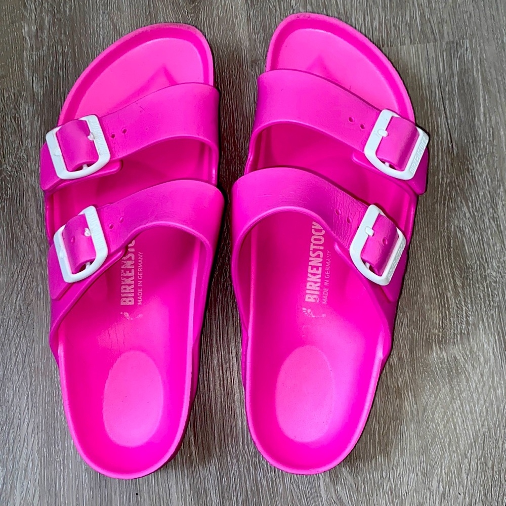 GREAT condition! only worn a few times. size 9! more of a light ish pink!